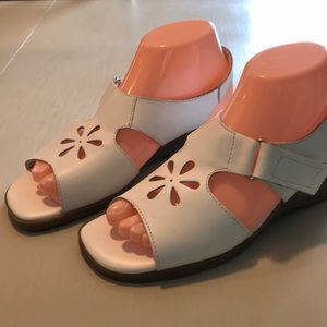 New without box sz 7W Dr Scholls white sandels